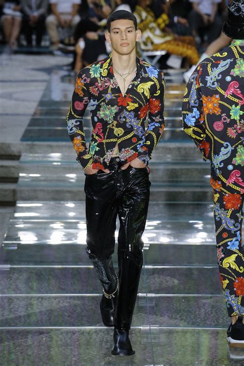 versace uomo 2019|Versace Spring 2019 Menswear Fashion Show .